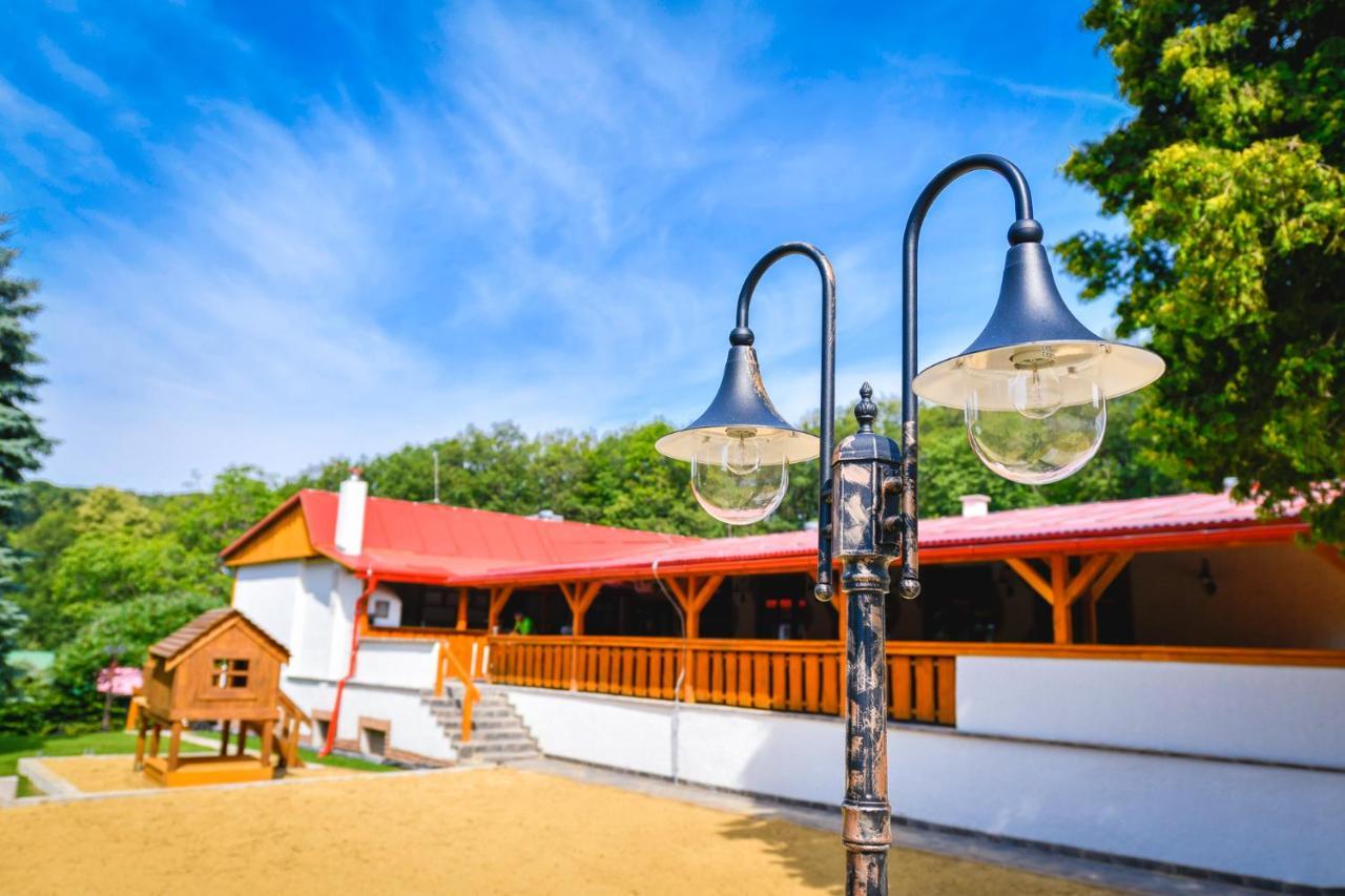 Penzion Turista Banska Stiavnica Bagian luar foto